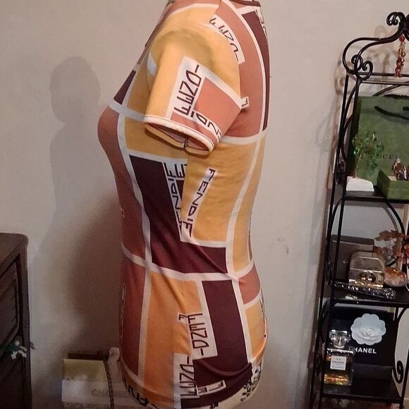 RARE! VINTAGE FENDI Women's Brown and Yellow Graphic Tee Size 42? Small/medium - Picture 10 of 12